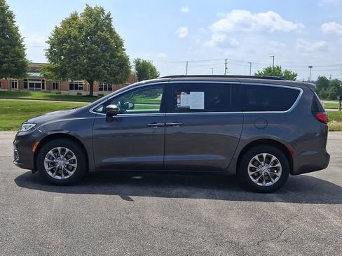 Certified 2022 Chrysler Pacifica Touring-L AWD/4WD image 6