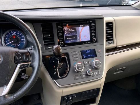 Used 2020 Toyota Sienna XLE w/ XLE Navigation Package image 7