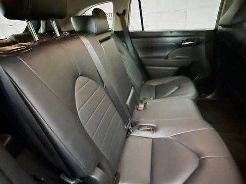 Used 2024 Toyota Highlander XLE image 26