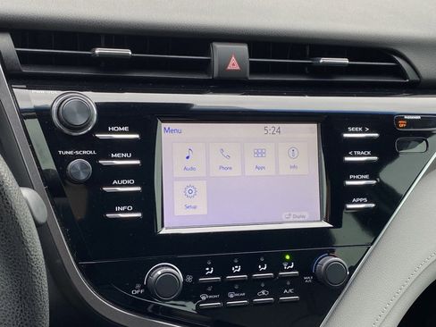 Used 2018 Toyota Camry LE image 14