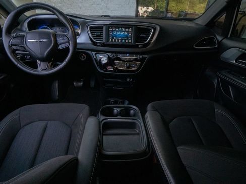 Used 2020 Chrysler Pacifica Touring w/ S Appearance Package FWD image 18