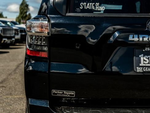 Used 2018 Toyota 4Runner SR5 AWD/4WD image 10