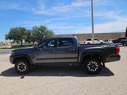 Used 2017 Toyota Tacoma TRD Off-Road AWD/4WD image 5