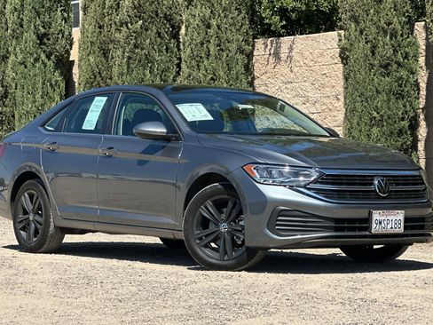 Certified 2024 Volkswagen Jetta SE w/ Panoramic Sunroof Package image 2