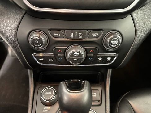 Used 2020 Jeep Cherokee Latitude Plus image 23