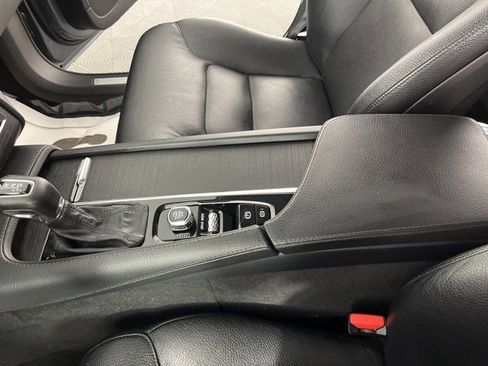 Used 2020 Volvo XC90 T6 Momentum AWD/4WD image 24