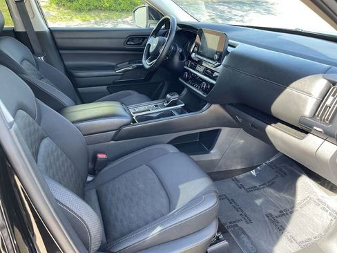 Used 2024 Nissan Pathfinder SV FWD image 17