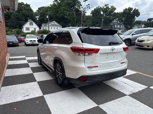 Used 2018 Toyota Highlander XLE AWD/4WD image 4