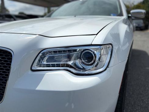 Used 2019 Chrysler 300 Limited AWD/4WD image 14