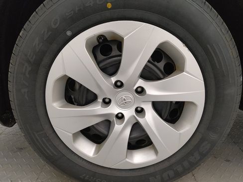 Used 2021 Toyota RAV4 LE image 31