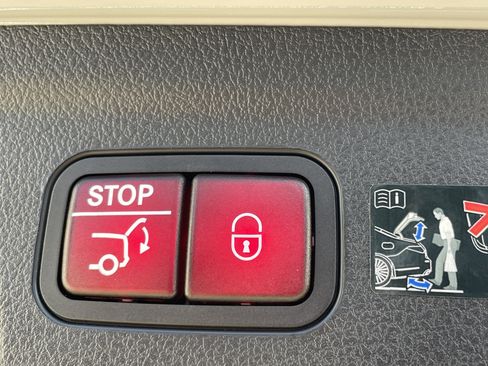 Certified 2025 Mercedes-Benz GLE 450 4MATIC image 11