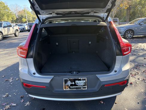 Certified 2025 Volvo XC40 B5 Core image 34