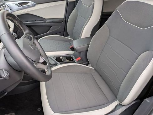 Used 2025 Volkswagen Taos SE image 12