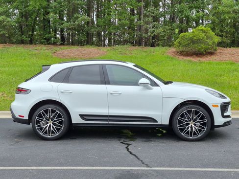 Certified 2026 Porsche Macan AWD/4WD image 31