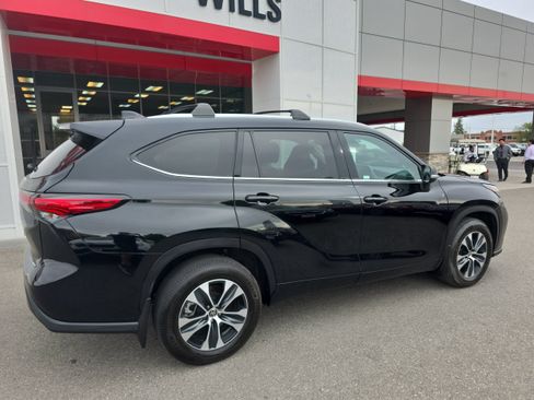 Used 2022 Toyota Highlander XLE AWD/4WD image 5