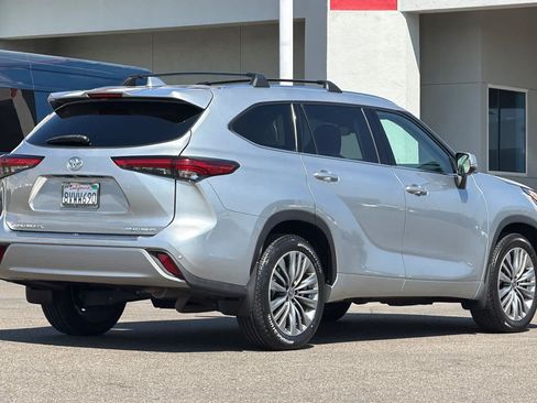 Used 2021 Toyota Highlander Platinum FWD image 2