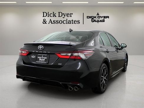 Used 2021 Toyota Camry SE image 2