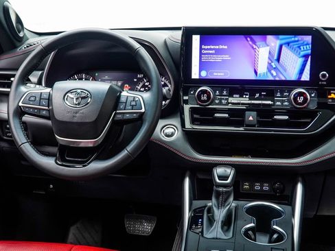 Used 2023 Toyota Highlander XSE FWD image 17