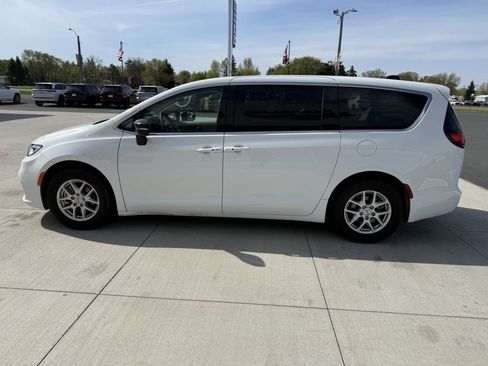 Used 2024 Chrysler Pacifica Touring-L FWD image 5