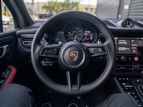Certified 2026 Porsche Macan AWD/4WD image 6