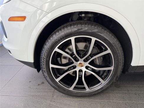 Certified 2022 Porsche Cayenne Platinum Edition image 9