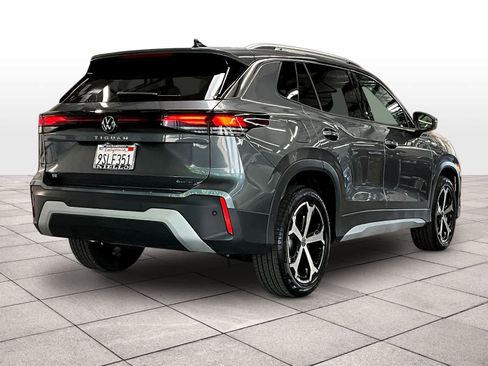 Used 2025 Volkswagen Tiguan SE w/ Panoramic Sunroof Package image 14