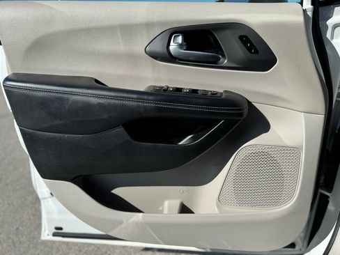 Used 2023 Chrysler Pacifica Touring-L image 26