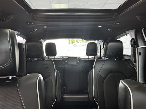 Certified 2023 Chrysler Pacifica Limited w/ Uconnect Theater Family Group FWD image 12
