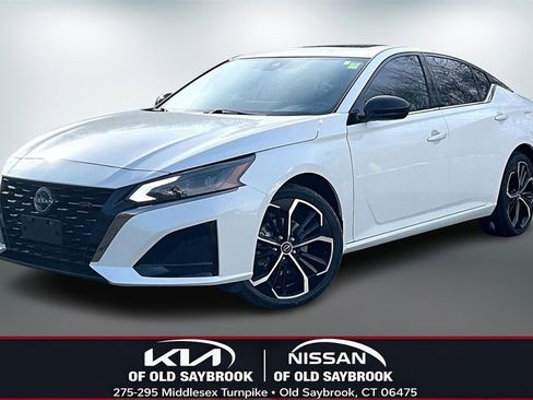 Used 2023 Nissan Altima 2.5 SR w/ SR Premium Package image 1