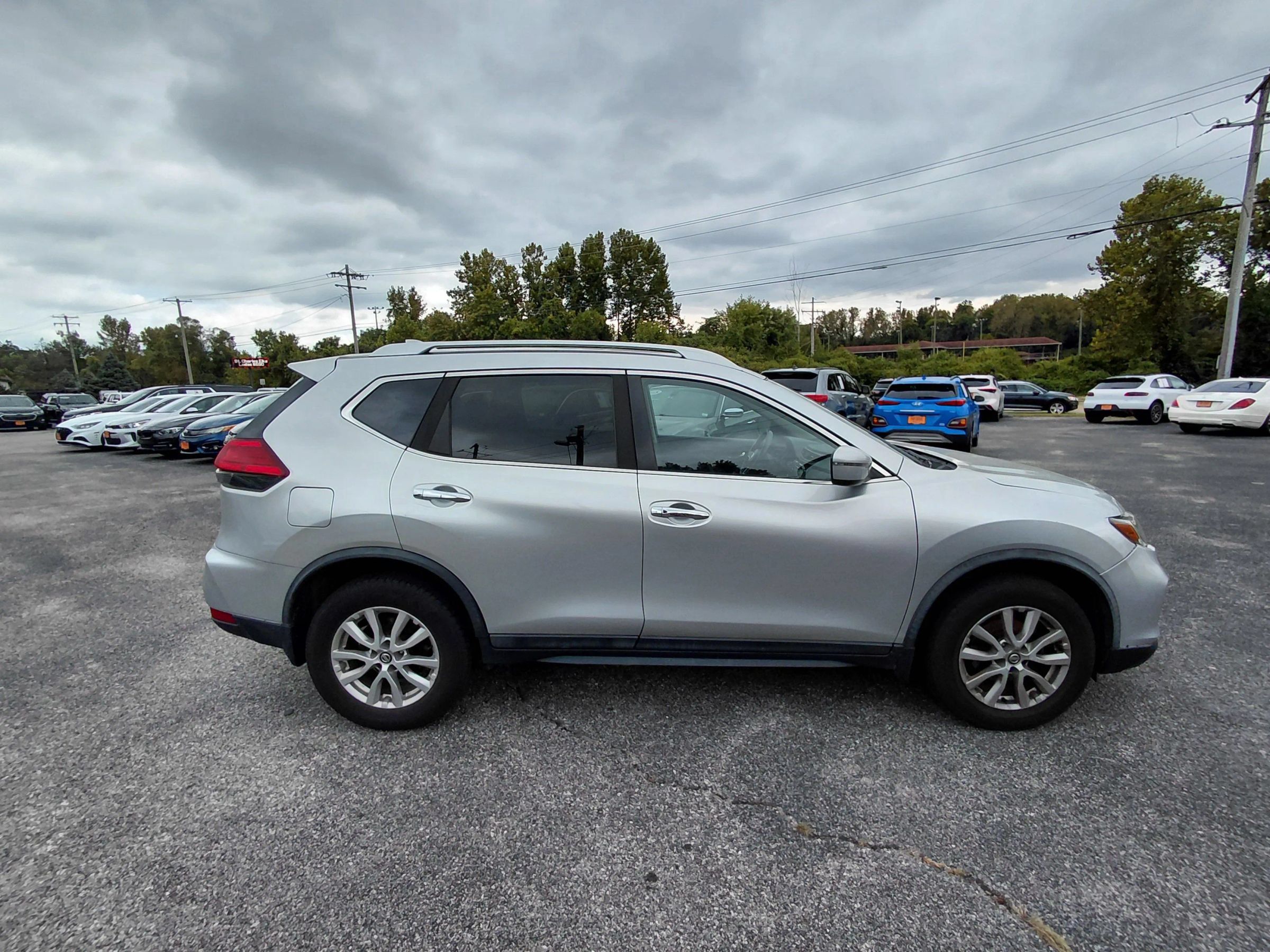 Used 2017 Nissan Rogue SV AWD/4WD image 6