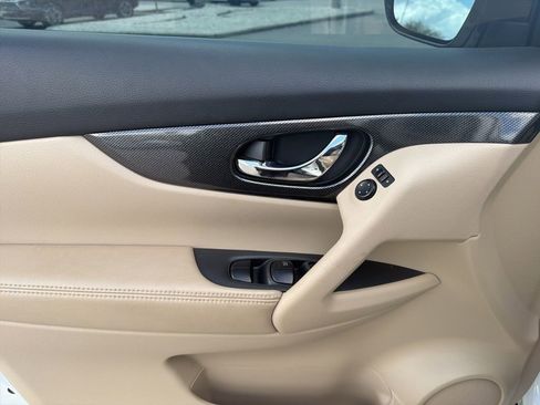 Used 2016 Nissan Rogue SL w/ SL Premium Package image 17