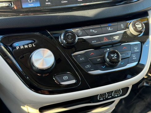 Used 2023 Chrysler Pacifica Touring-L image 35