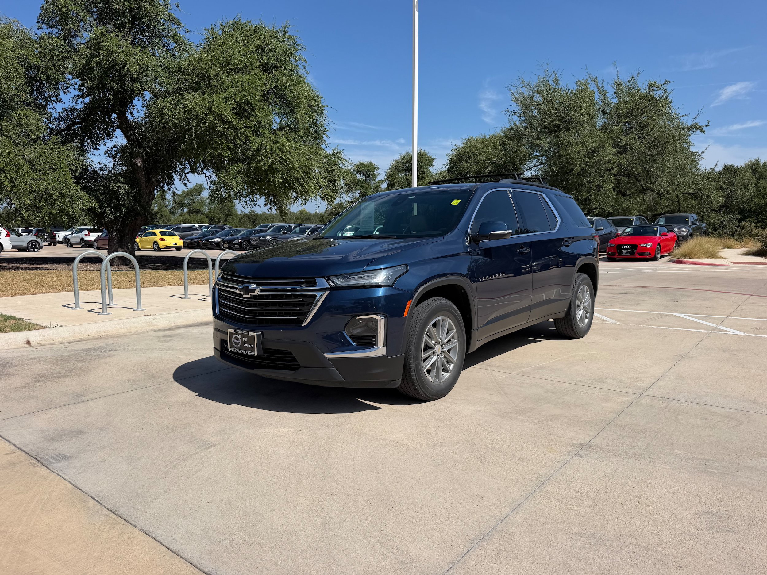 Used 2023 Chevrolet Traverse LT FWD image 2