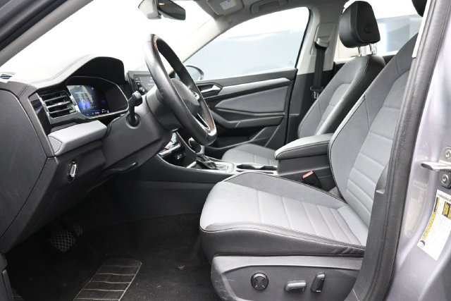 Used 2025 Volkswagen Jetta SE FWD image 12