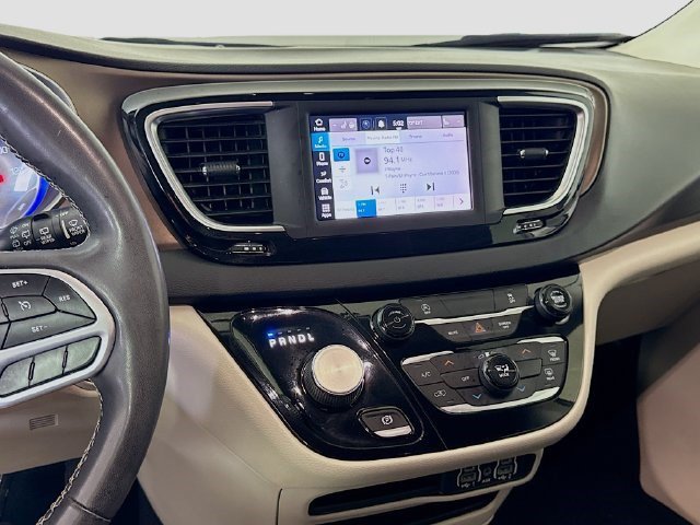 Used 2022 Chrysler Voyager LX FWD image 17