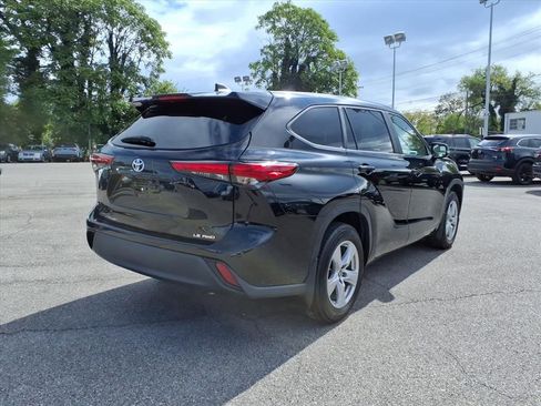 Used 2023 Toyota Highlander LE image 4
