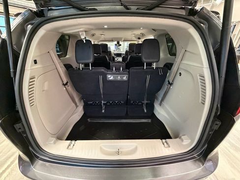 Used 2018 Chrysler Pacifica Touring-L Plus FWD image 46