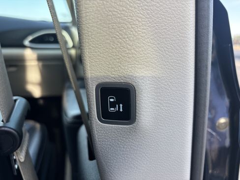 Used 2023 Chrysler Pacifica Touring-L FWD image 30