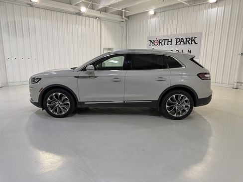 Used 2022 Lincoln Nautilus Reserve w/ Luxury Package FWD image 2