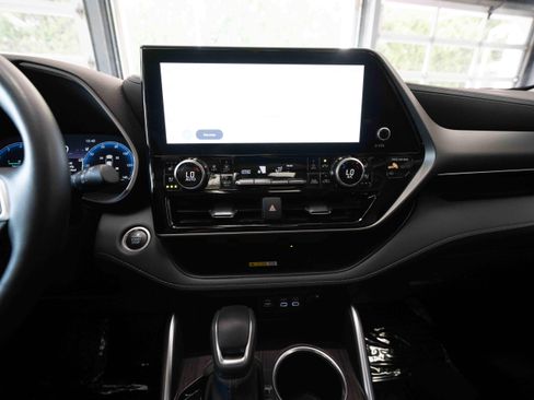 Used 2024 Toyota Highlander Limited FWD image 17
