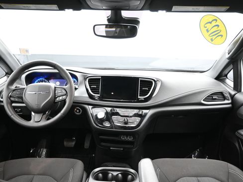 Used 2023 Chrysler Pacifica Touring image 19
