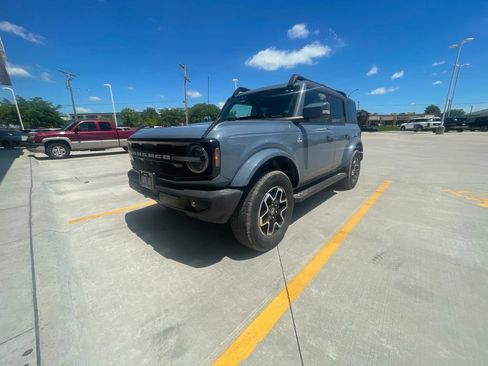 Used 2023 Ford Bronco Outer Banks AWD/4WD image 2
