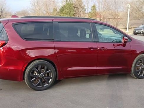 Used 2019 Chrysler Pacifica Limited image 3