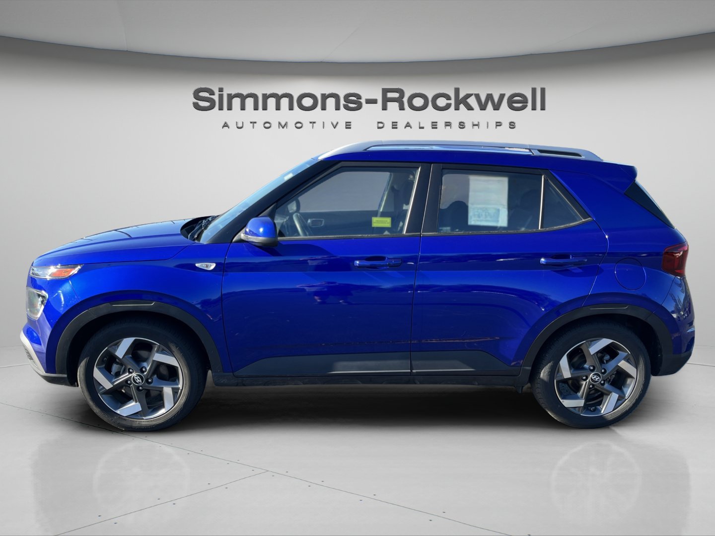 Used 2025 Hyundai Venue SEL FWD image 2