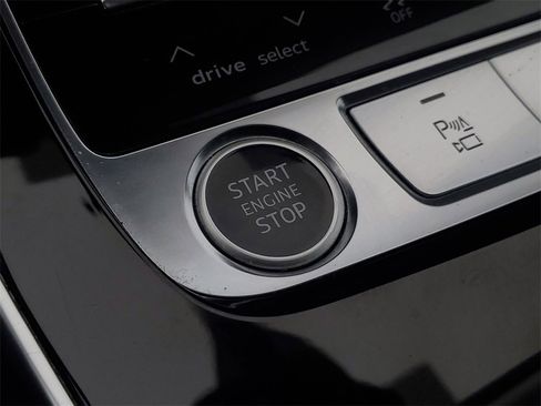 Used 2021 Audi Q8 Prestige w/ Prestige Package image 21