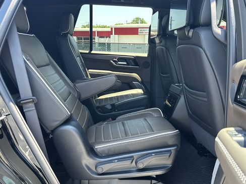 Used 2025 GMC Yukon Denali Ultimate AWD/4WD image 13