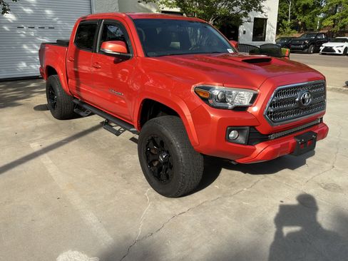Used 2016 Toyota Tacoma TRD Sport w/ Towing Package image 2