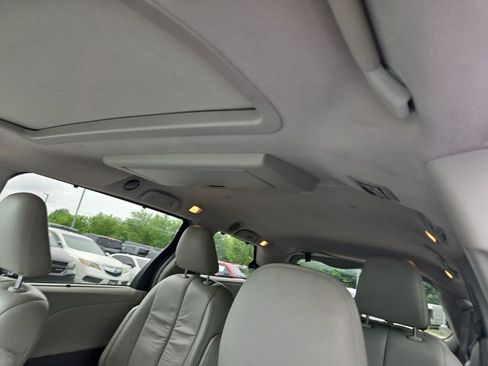 Used 2011 Toyota Sienna XLE w/ Entertainment Pkg FWD image 17