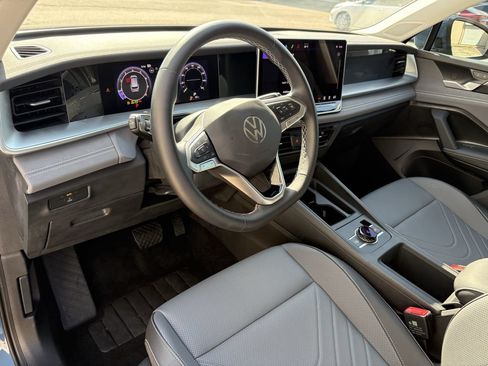 Used 2025 Volkswagen Tiguan SE FWD image 14