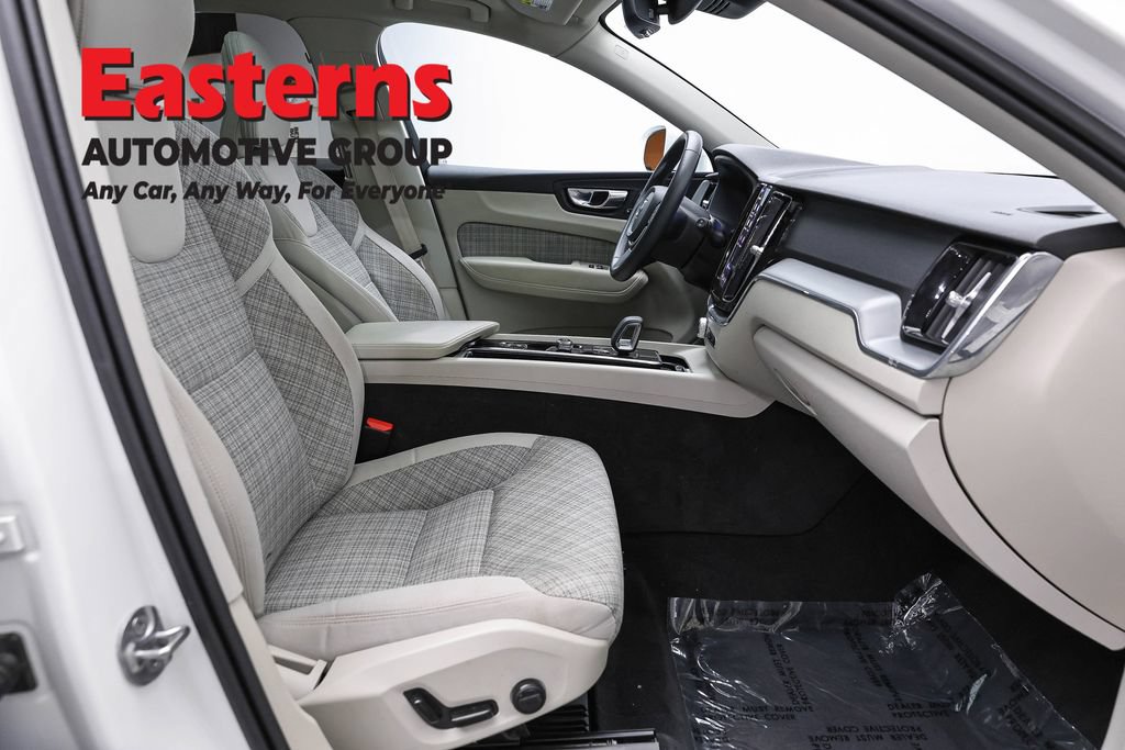 Used 2022 Volvo XC60 B5 Momentum AWD/4WD image 26